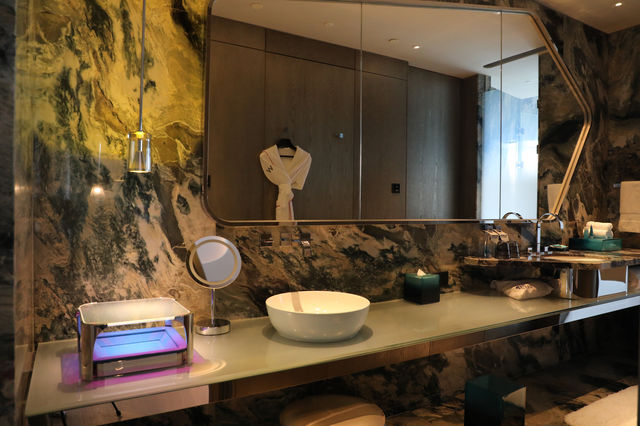 🌊 Fantastic Lake View Room: Push the Window to See a Tang Dynasty Scroll