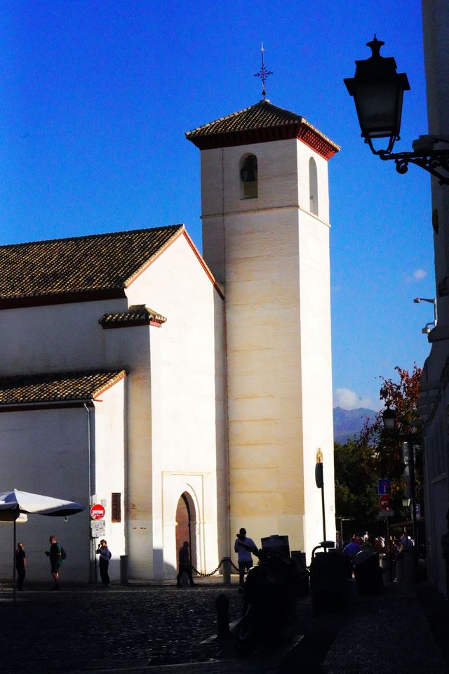 格拉納達的秘境:阿爾罕布拉宮的水與光 格拉納達的秘境:阿爾罕布拉宮的水與光