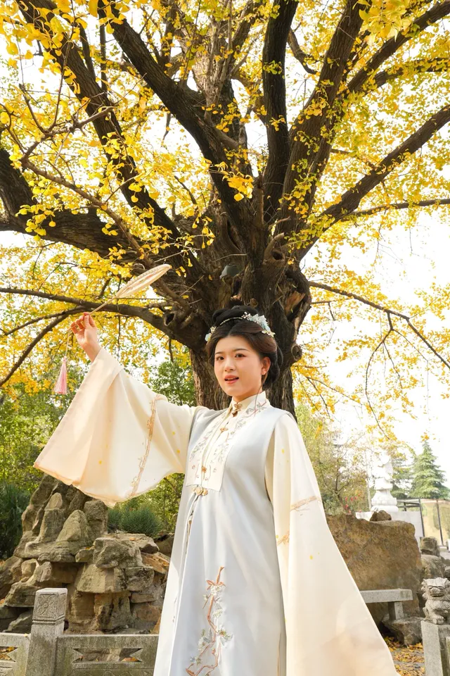 “我言秋日勝春朝”