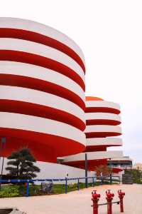 在未完成的建築裡,拍一部未來感大片