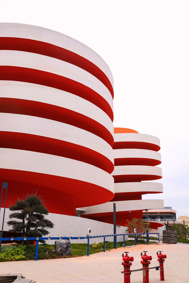 在未完成的建築裡,拍一部未來感大片 在未完成的建築裡,拍一部未來感大片