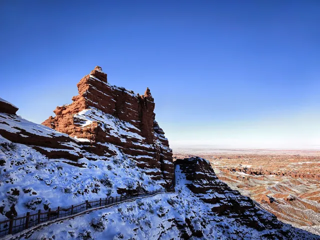 不望祁連山頂雪，錯把張掖當江南