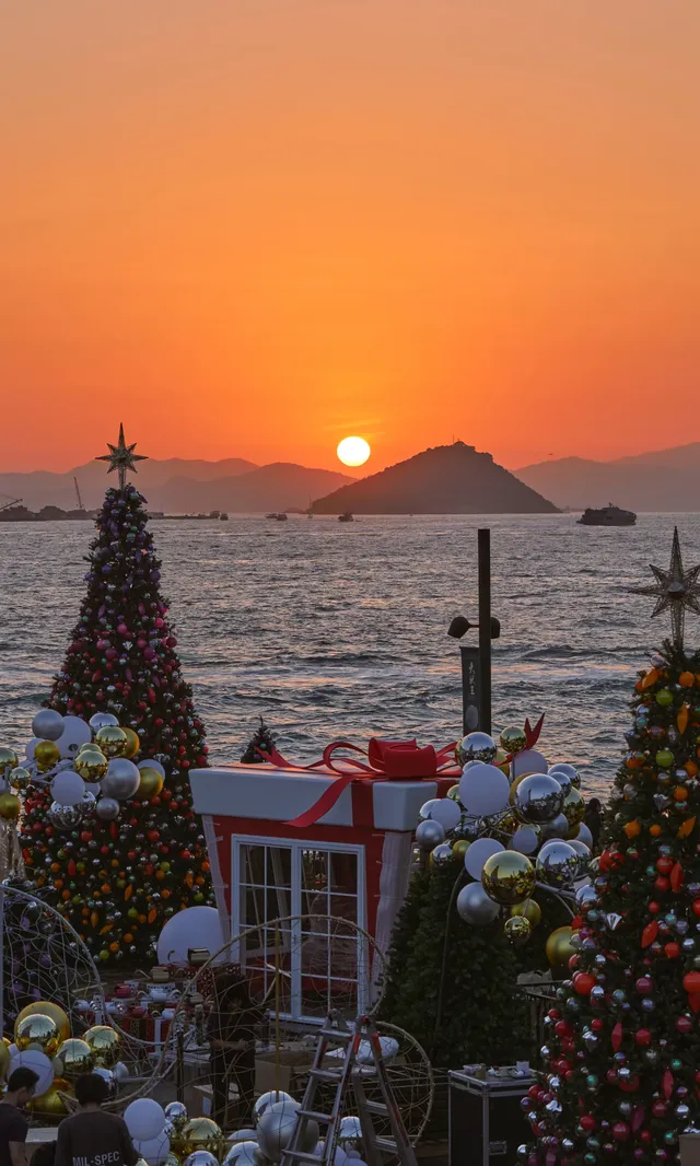 香港|12月,期待日落晚風中的海邊聖誕樹 香港|12月,期待日落晚風中的海邊聖誕樹