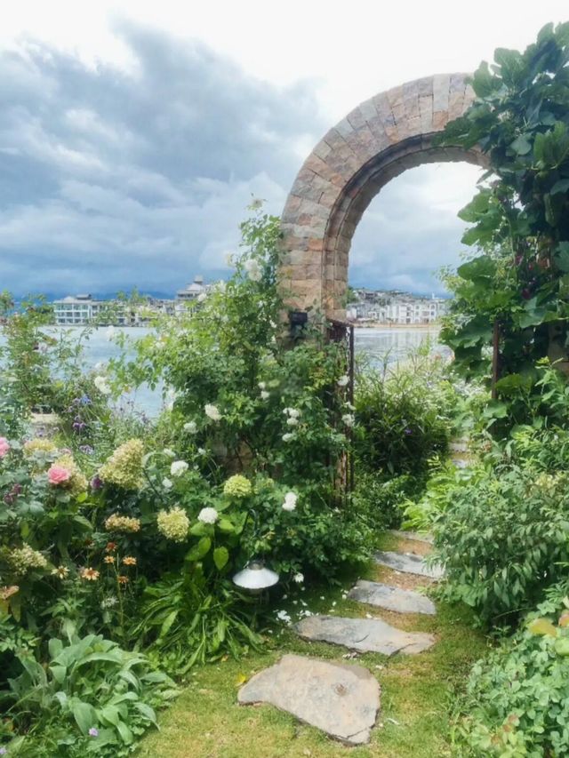 大理雙廊封神民宿！住進莫奈的洱海花園