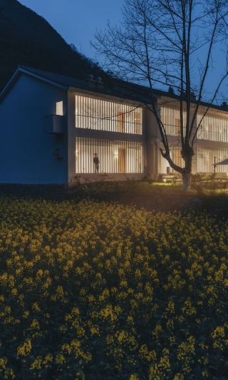 구름과 안개가 한강을 감싸고, 유채꽃이 계단식 논을 가득 채우며, 세상과 단절된 산골짜기에 머물다