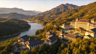 Этот скрытый в Сюшуе, провинция Цзюцзян, райский уголок с горячими источниками предлагает отдых от усталости среди гор и вод.