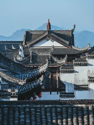 徽州古城のこの百年の古宅の屋上で、私は詩と遠い景色をアルバムに収めた
