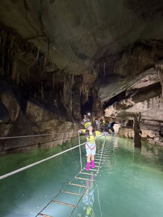 興義龍泉洞探検 地底のガラスの水溶洞が美しすぎる