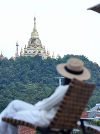 南蘇からほど近い芒石の、大金塔の麓に、私は「日常と詩が半々」の癒しの聖地を見つけた。芒石での生活は、決して急ぐ必要がない。