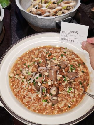 A friend brought me here; it's a super famous local spot in Dalian.
This sea urchin rice... it's seriously so good I could cry 😭
Topped with golden sea urchin + popping fish roe, with a pasteurized egg in the middle to mix in. No fishy taste at all!
Creamy and smooth, it's like eating ice cream~
The pressure-cooked oysters are so plump, and the sea snails are crunchy and bouncy too.
Eating them plain, you get the original fresh sweetness, and dipping them in their special sauce is also incredibly delicious!!
I also really liked the raw marinated sweet shrimp.
Soaked in a lime-based sweet and spicy sauce, the shrimp meat is soft and tender with no fishy taste.
The sea hare potstickers have a golden, crispy crust, and the filling has a whole sea hare inside, plus it's full of roe, haha.