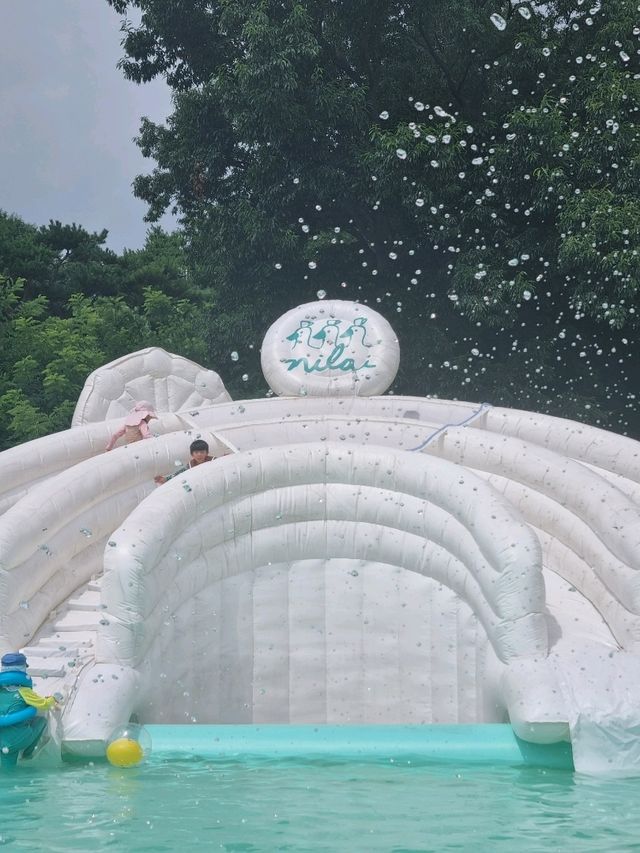 카페야 수영장이야?