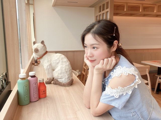 可以同雕塑貓貓🐱打卡嘅台式木系海景餐廳