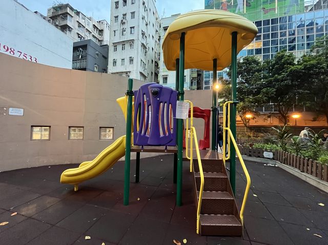 鬧市中嘅人工瀑布牆 @ 彌敦道界限街休憩處