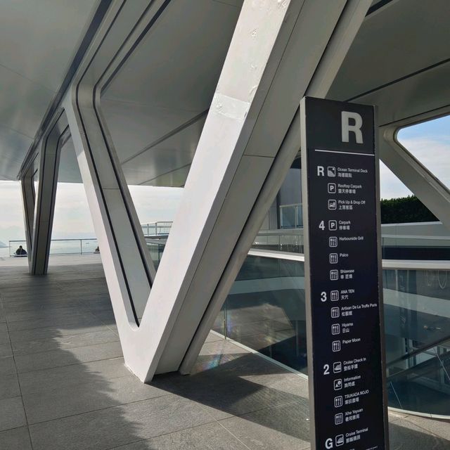 牙牙學語的娃娃，吵著要到海運中心頂樓，看船！看海！