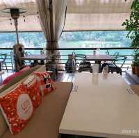 碧潭水灣湖邊享受午餐或晚飯