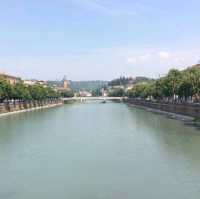 Adige แม่น้ำสวยใส ใจกลางเวโรน่า อิตาลี