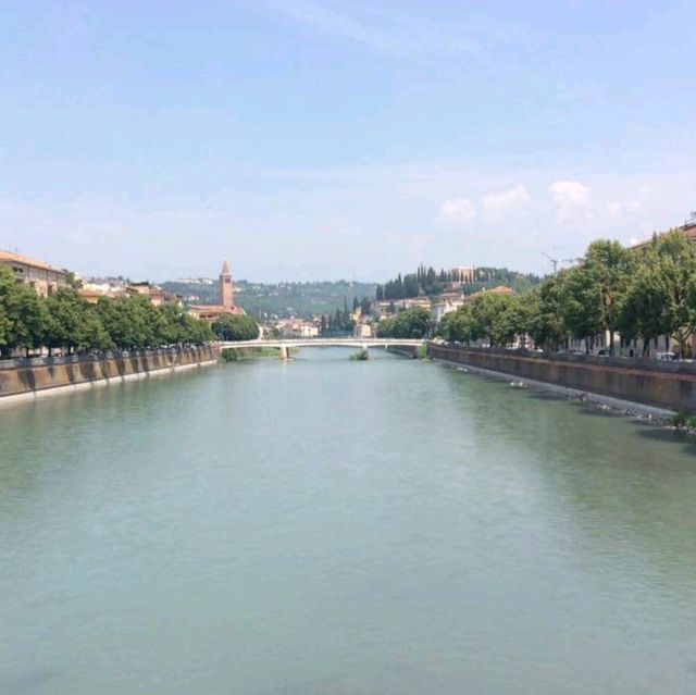 Adige แม่น้ำสวยใส ใจกลางเวโรน่า อิตาลี