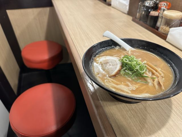 東京・港区。青山で終日麺大盛り無料の濃厚味噌ラーメン『威風 青山店』