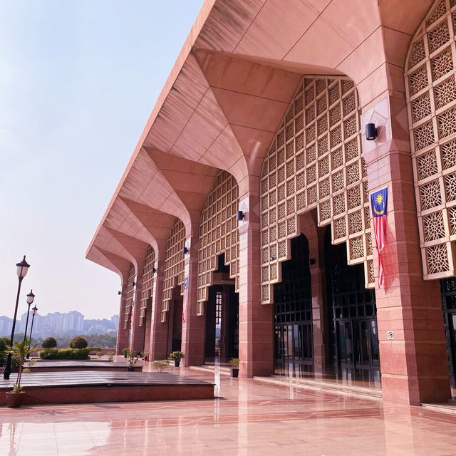 🚶🏻‍♂️ Beautiful Pink Mosque 