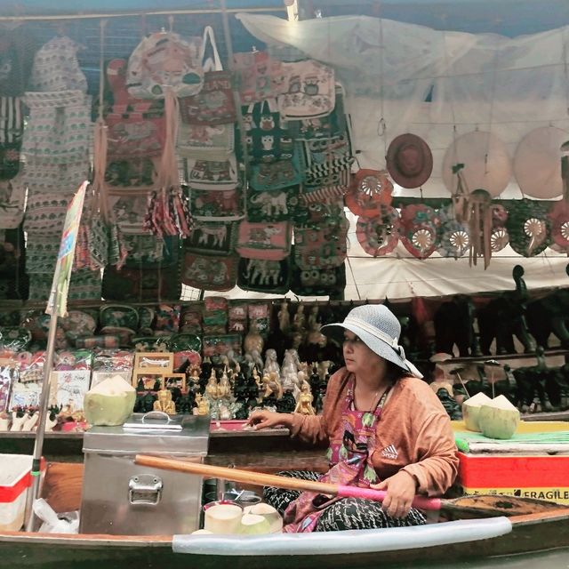 Exploring the Vibrant Floating Markets of Bangkok