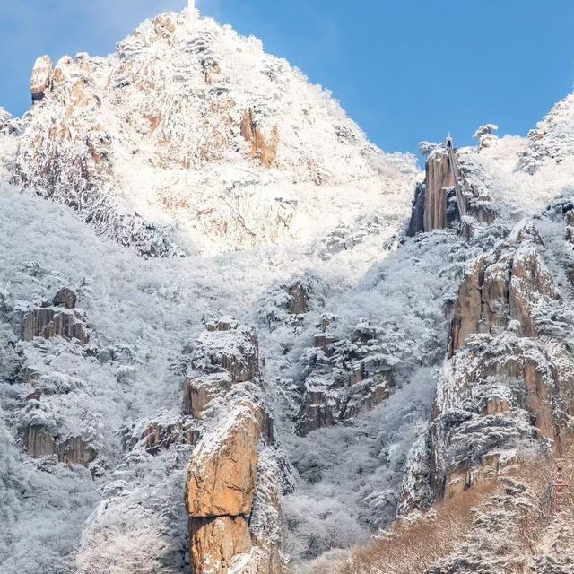 The beauty of Daedunsan covers by snow 