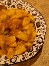 「屯門上海菜，蟹粉年糕和油爆蝦出色」