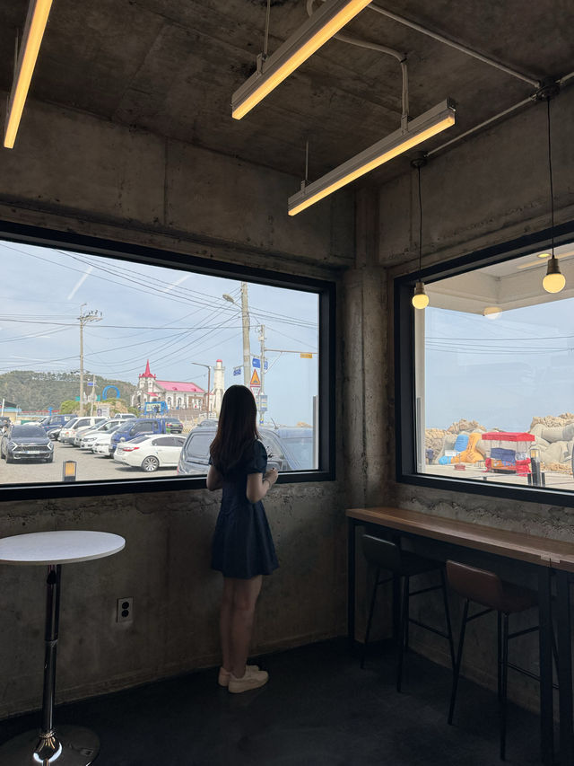 오션뷰와 죽성드림세트장 뷰의 감성 카페 죽성드림 커피