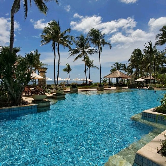 EXPLORING ONE OF THE BIGGEST POOL IN NUSA DUA