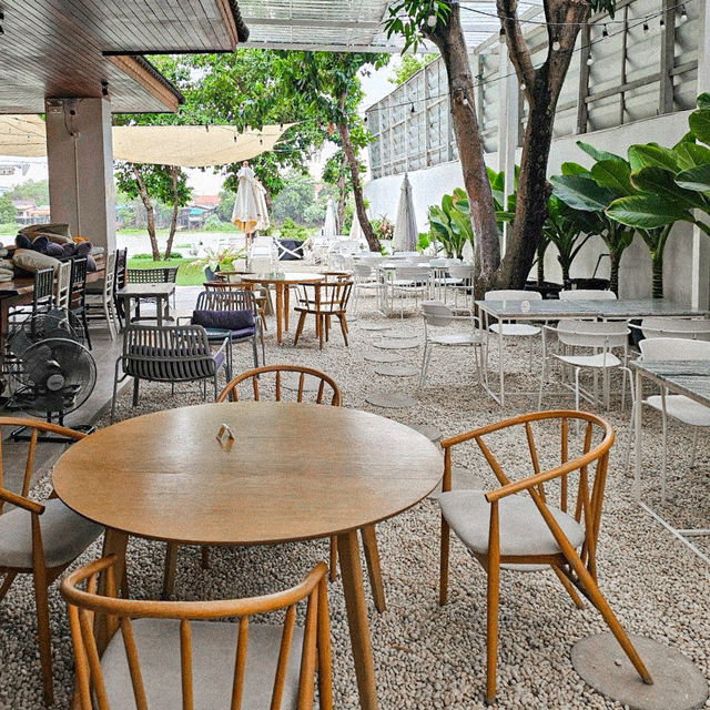 THE SUMMER HOUSE | คาเฟ่ริมน้ำ สไตล์ฟิวชั่น