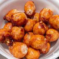 ไส้กรอกทอดเนื้อแน่นๆเต็มคำ ผักสดฟรีไม่อั้น