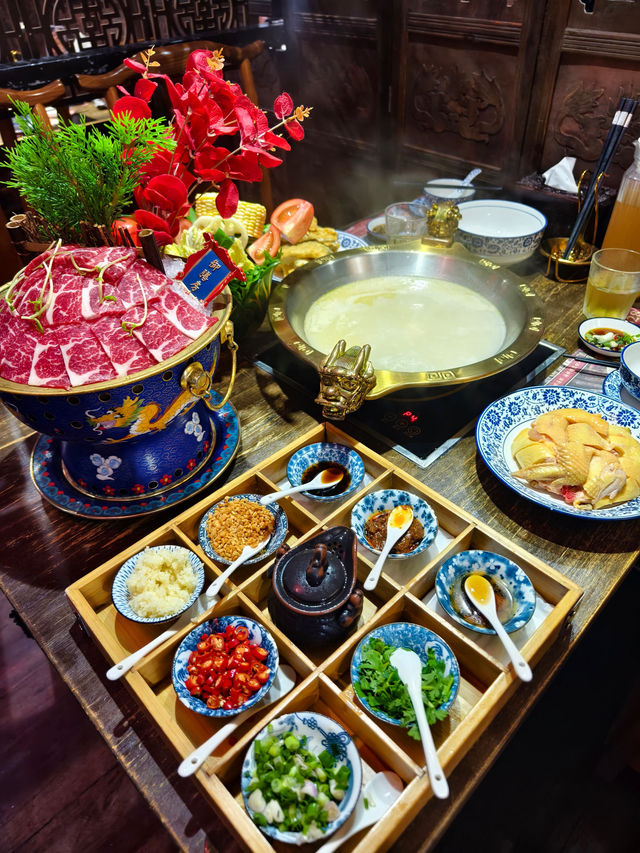 北角宮廷式火鍋，必點花膠雞湯