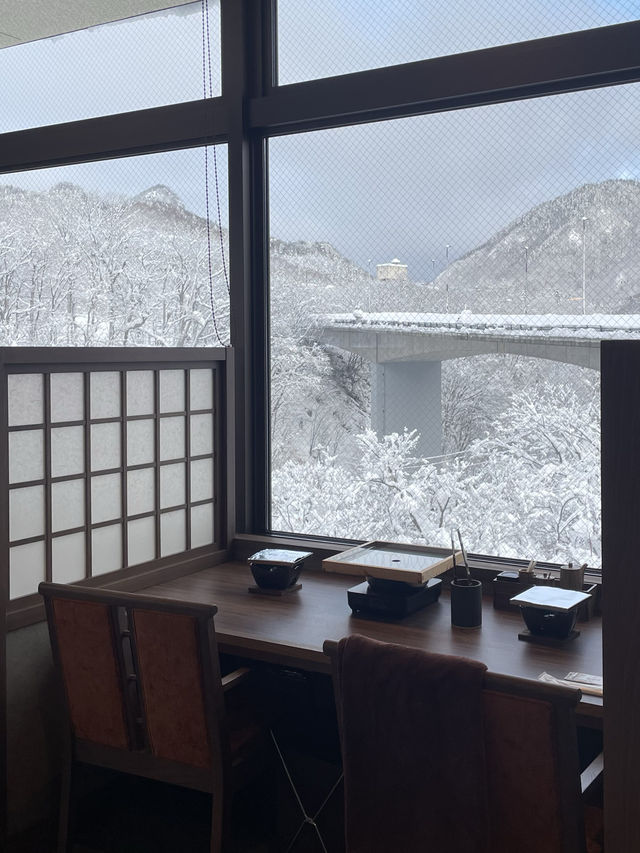 신상 료칸에서 즐거운 하루, 조잔케이 유라쿠소안