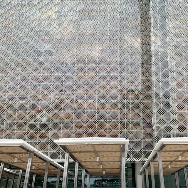 廣州美術館（新館）-造型猶如「水中盛放的木棉花」，與廣州塔互相輝映