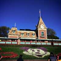 "Exploring the Magic of Disneyland Resort: A Guide to California's Iconic Theme Parks"