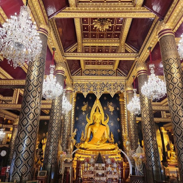 สักการะพระพุทธชินราช พิษณุโลก