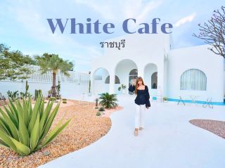 雰囲気の良い白と青を基調としたカフェ、ラチャブリ