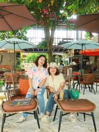 Manga & Hubba : คาเฟ่ริมทะเลบางเสร่
