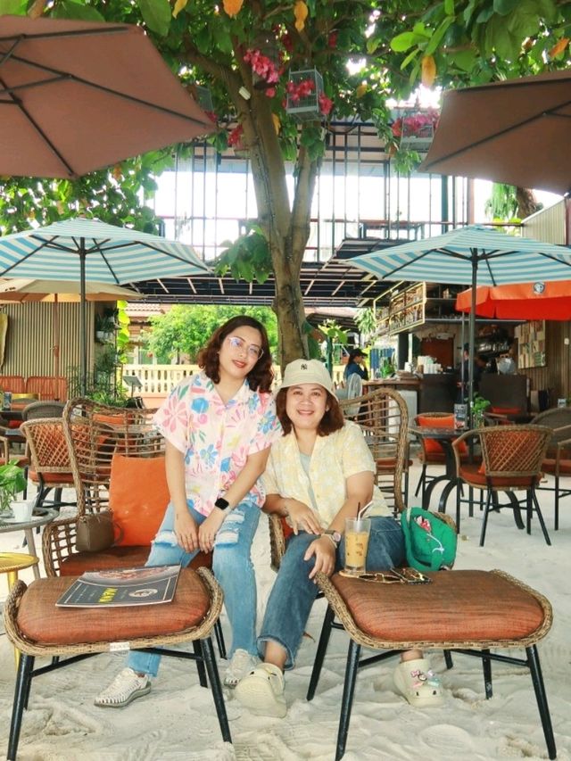 Manga & Hubba : คาเฟ่ริมทะเลบางเสร่