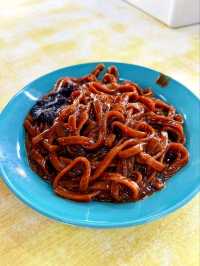 Enjoying Local Thick Black Noodles at Atap-OD Yong Peng