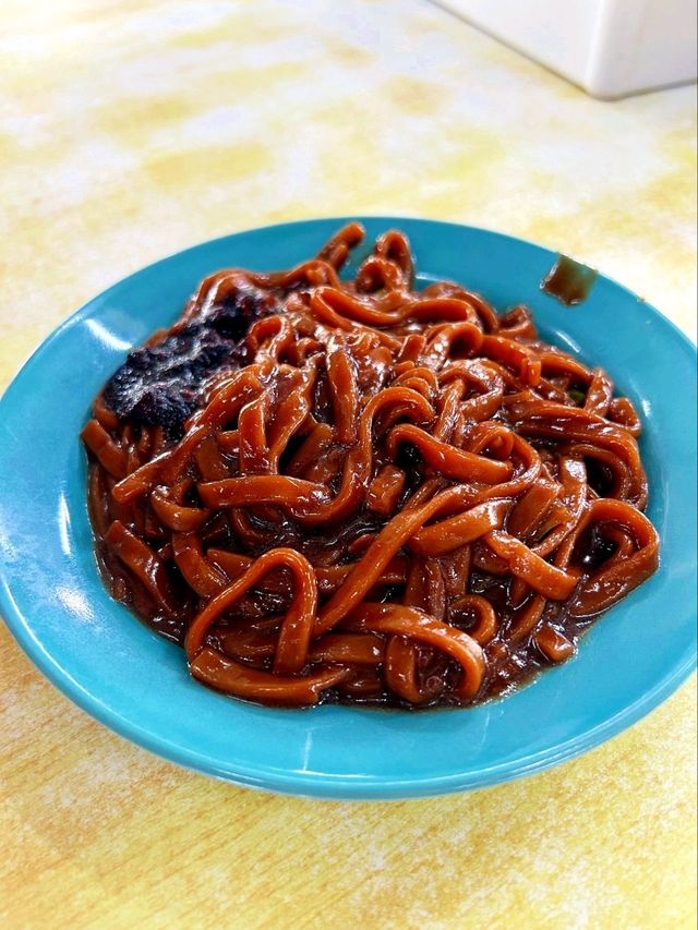 Enjoying Local Thick Black Noodles at Atap-OD Yong Peng