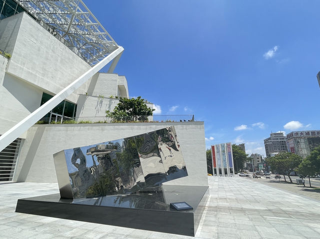 臺南中西區 純白色設計建築就是吸引眼球 臺南市美術館二館