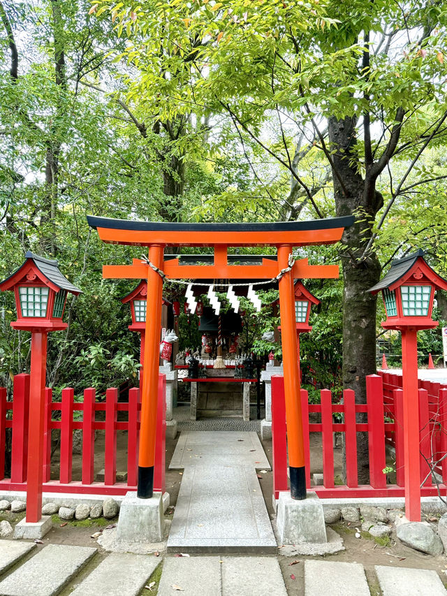 【東京都】大田区で、たくさんの狐が守護する神社