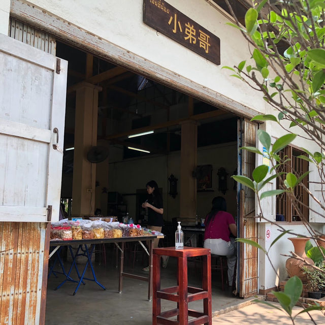ก๋วยเตี๋ยวเฮียตี๋น้อย เนินมะกอก