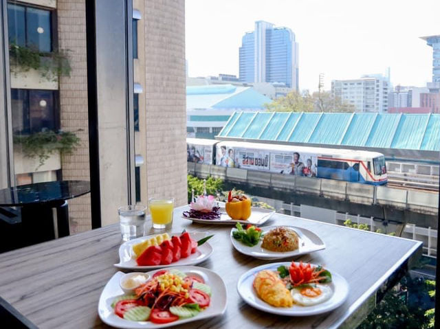 Holiday Inn Express Bangkok Siam ที่พักติด BTS 