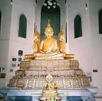 泰國曼谷標誌性皇家古跡寺廟景點:Wat Phitchaya Yatikaram Worawihan，雄偉白色巨塔，適合打卡拍照📸。