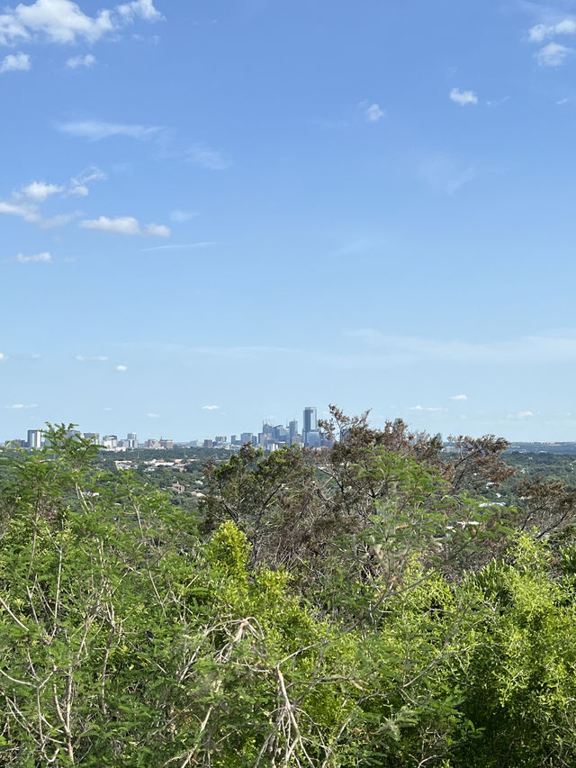 ［奧斯汀旅遊］Mount Bonnell ☀️💎在陽光下閃閃發亮的科羅拉多河