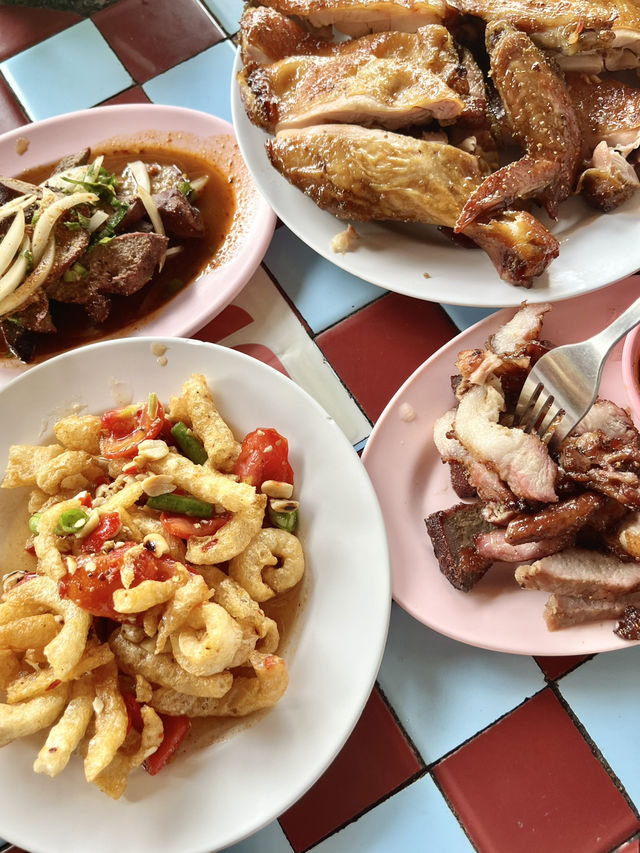 ส้มตำยายขัน ริมทางรถไฟสุดแซ่บ