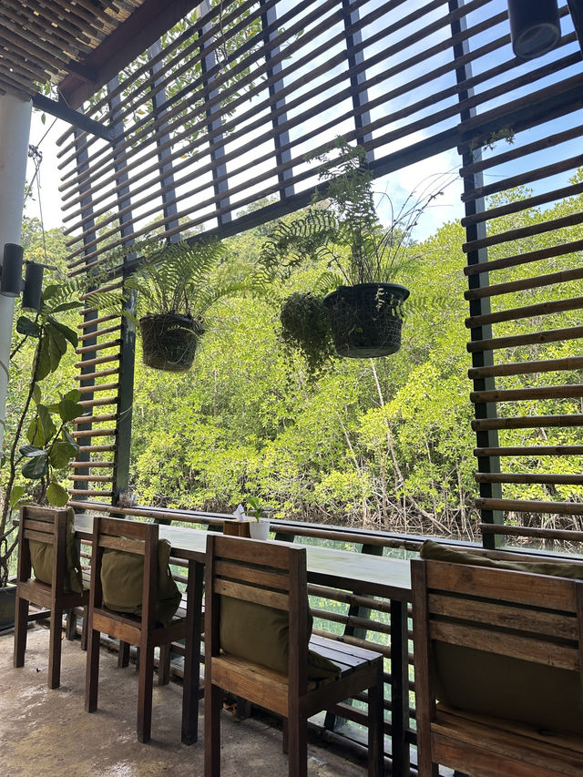 ที่พักติดริมน้ำเกาะกูด Escape life koh kood