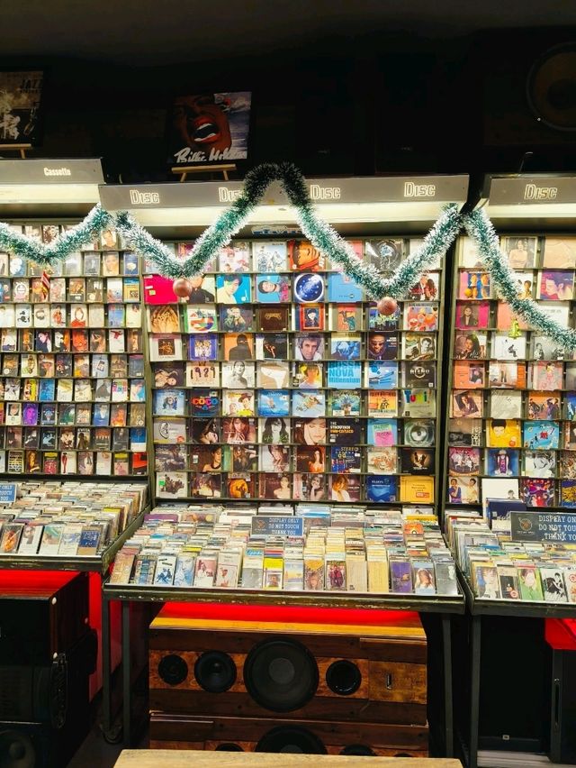 A Retro New Year Gathering Full of Sweet Moments