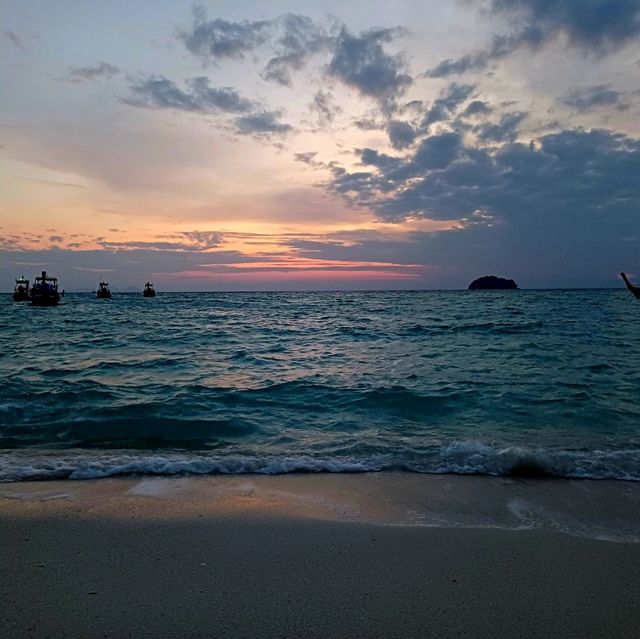泰國麗貝島著名海灘景點:日出海灘，欣賞日出最佳地點，適合拍照📸打卡游泳